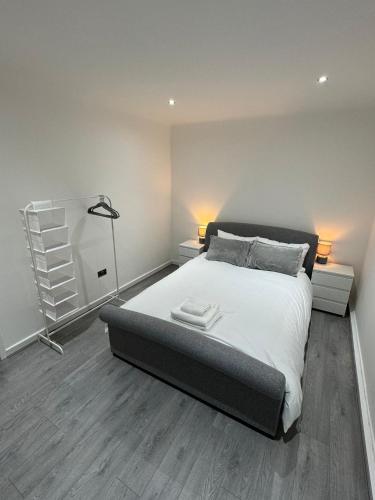 Luxuryhomes 2Bed Apartment, Sleeps 4 , Close to Sale Tram Station - Sale