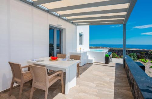Bliss Holidays Spot, Fira
