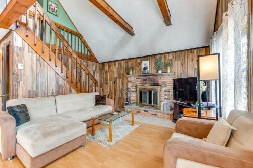 Long Pond Getaway with Lake Access! in Long Pond, USA
