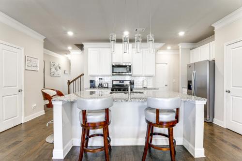 Lawrenceville Townhome with Community Pool Access! in Lawrenceville, USA