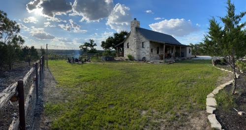 The Outpost - Secluded, pet friendly cabin with amazing views, hot tub, fireplace and near Enchanted Rock! in Fredericksburg, USA