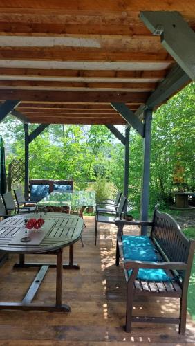 Jacuzzi avec vue sur la rivière l'Yerres