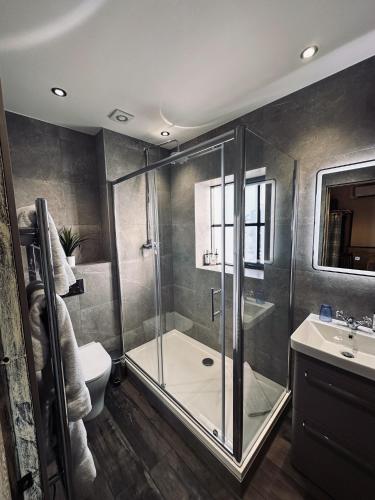 561128309 South Causey Inn