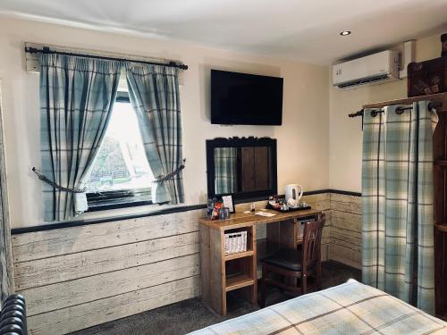 561128358 South Causey Inn