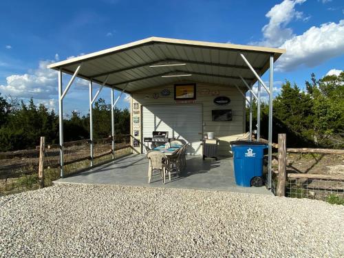 The Outpost - Secluded, pet friendly cabin with amazing views, hot tub, fireplace and near Enchanted Rock! in Fredericksburg, USA