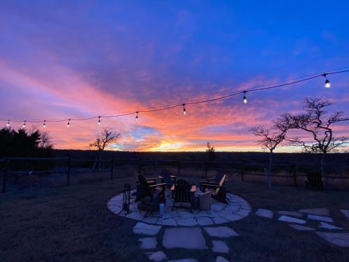 The Outpost - Secluded, pet friendly cabin with amazing views, hot tub, fireplace and near Enchanted Rock! in Fredericksburg, USA
