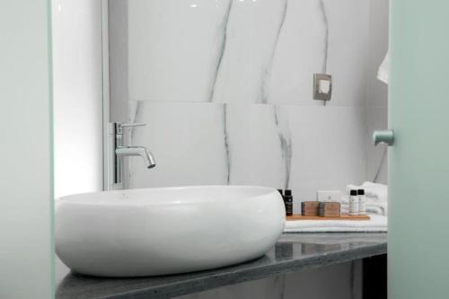 Beautiful & Modern 1BR Suite Near Tsokri Square - image 2