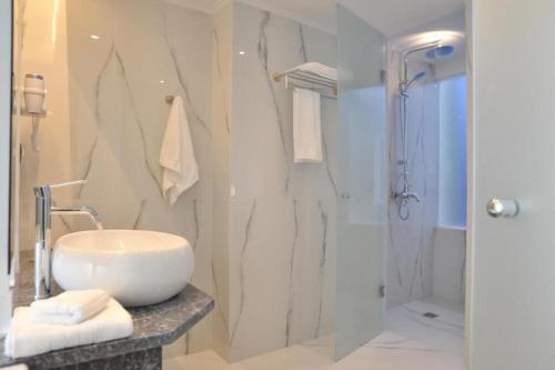 Beautiful & Modern 1BR Suite Near Tsokri Square - image 4