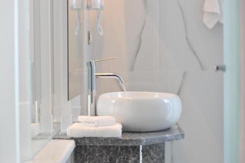 Beautiful & Modern 1BR Suite Near Tsokri Square - image 5