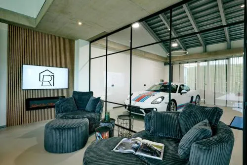 Racers Lodge Nordschleife - mit Hebebühne und Doppelgarage in Bermel, Deutschland