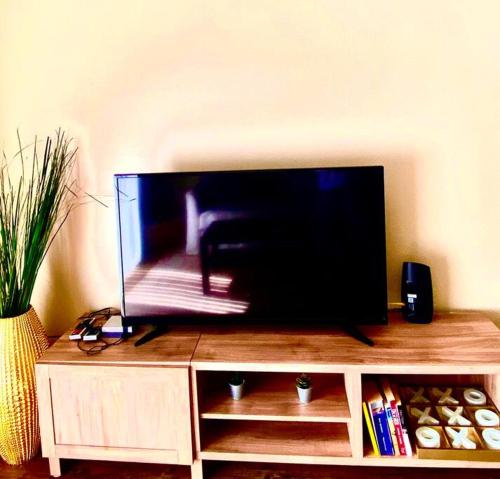 MDR Chic 1bd/1ba with pool-view, spa, gym, parking in Los Angeles, USA