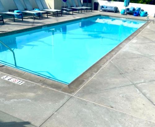 MDR Chic 1bd/1ba with pool-view, spa, gym, parking in Los Angeles, USA