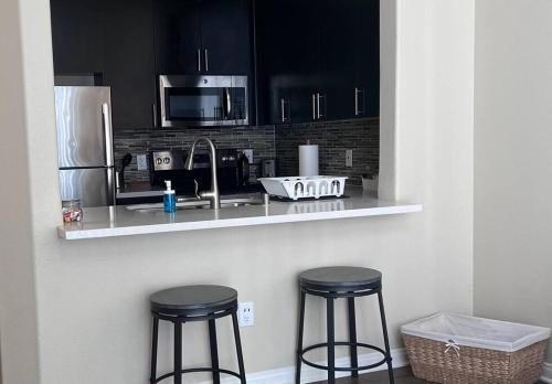 MDR Chic 1bd/1ba with pool-view, spa, gym, parking in Los Angeles, USA