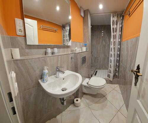 AN DER WASSERBURG Ganzes, modern eingerichtetes Haus in 53919 Weilerswist-Metternich mit 6 Zimmern und 8 Betten Nahe Phantasialand Köln Messe AN DER WASSERBURG Ganzes, modern eingerichtetes Haus in 53919 Weilerswist-Metternich mit 6 Zimmern und 8 Betten Nahe Phantasialand Köln Messe