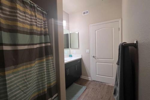 CHIC & Cozy 1bd/1ba in MDR w/ pool/gym/parking in Los Angeles, USA