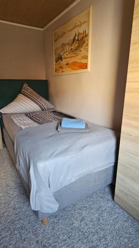 MONTEURWOHNUNG an der Wasserburg WEILERSWIST-METTERNICH, E-LADESTATION, Nähe PHANTASIALAND, PALMENPARADIES Euskirchen MONTEURWOHNUNG an der Wasserburg WEILERSWIST-METTERNICH, E-LADESTATION, Nähe PHANTASIALAND, PALMENPARADIES Euskirchen