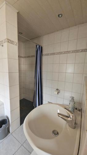 MONTEURWOHNUNG an der Wasserburg WEILERSWIST-METTERNICH, E-LADESTATION, Nähe PHANTASIALAND, PALMENPARADIES Euskirchen MONTEURWOHNUNG an der Wasserburg WEILERSWIST-METTERNICH, E-LADESTATION, Nähe PHANTASIALAND, PALMENPARADIES Euskirchen