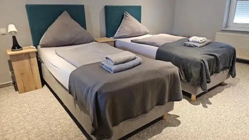 Maternus-Fewo am Wald Komplettes großes Haus 150m2 6 Zimmer 8 Personen Küche 3 Bäder 3 x E-Laden Raucherpavillon in Weilerswist, Deutschland