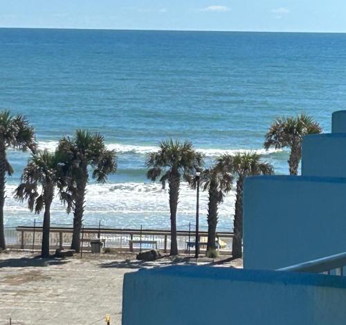 Luxury Beach Condo with Pool and Tiki Bar!, Daytona Beach
