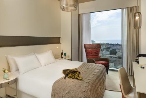 Club Double Room with Partial Sea View image 2
