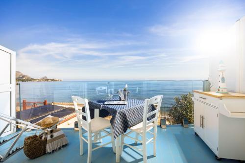 Blue Life, Luxury Rooms Beachfront Rooftop between Palermo and Cefalu' 1