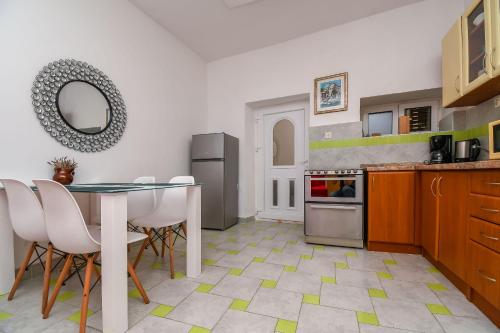 One-Bedroom Apartment image 5