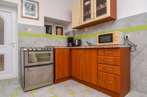 One-Bedroom Apartment image 8
