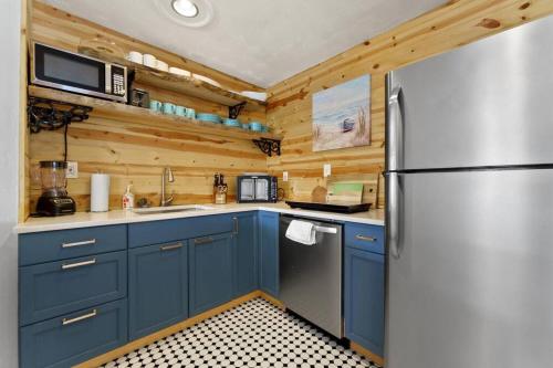 Cocina, 10 min Lido Key Beach ~Coastal Cabana Hideout in Central Cocoanut