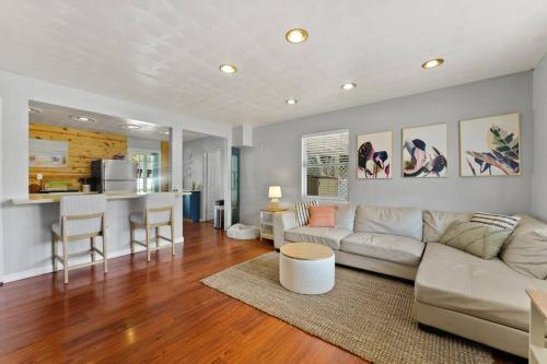 Cocina, 10 min Lido Key Beach ~Coastal Cabana Hideout in Central Cocoanut