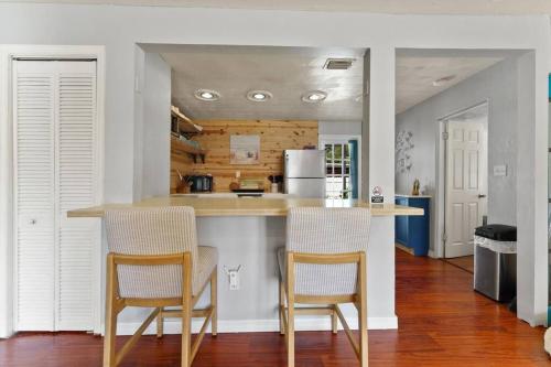 Cocina, 10 min Lido Key Beach ~Coastal Cabana Hideout in Central Cocoanut
