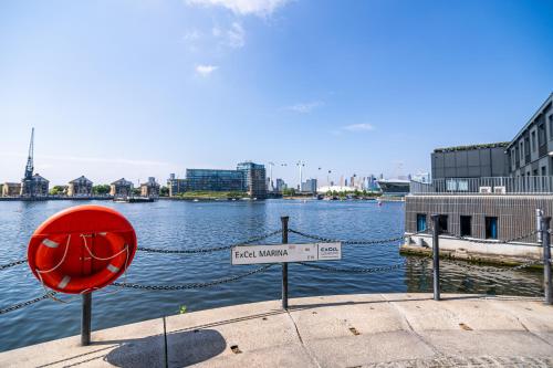 Spacious Excel London Apartment with Balcony, River View and Parking Sleeps 8, London
