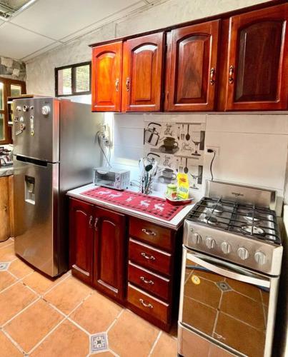 Casa Villas Suizas I cerca de Laberinto de Albania in Apaneca