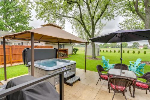 Port Clinton Home Hot Tub, Steps to Portage River in Port Clinton, USA