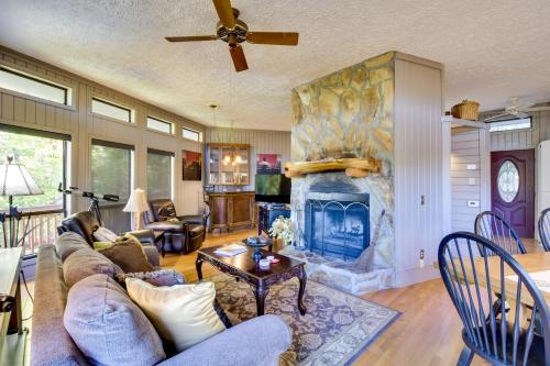 Tree-Top Cabin with Game Room and Mountain Views!