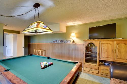 Tree-Top Cabin with Game Room and Mountain Views!