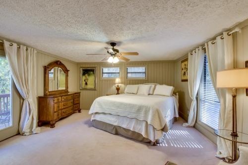 Tree-Top Cabin with Game Room and Mountain Views!