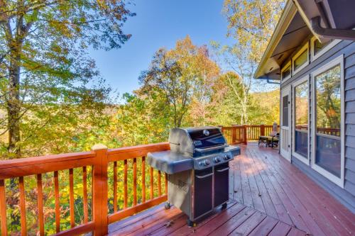 Tree-Top Cabin with Game Room and Mountain Views!