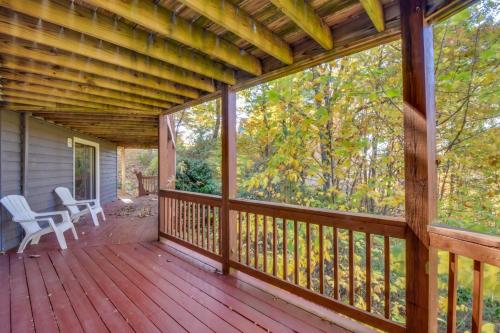 Tree-Top Cabin with Game Room and Mountain Views!