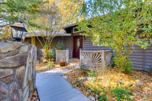 Tree-Top Cabin with Game Room and Mountain Views!