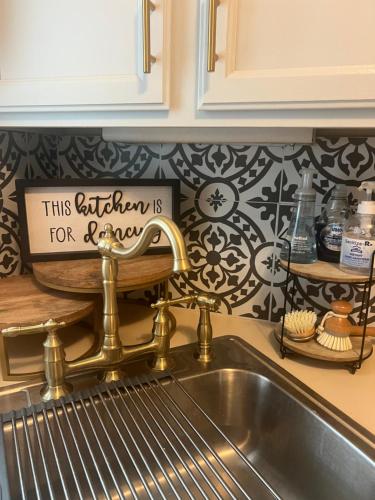 Cozy 4bedroom Cottage with hotub/suana in Dundalk, USA