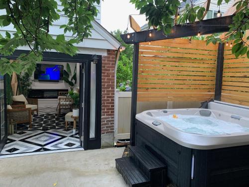 Cozy 4bedroom Cottage with hotub/suana in Dundalk, USA
