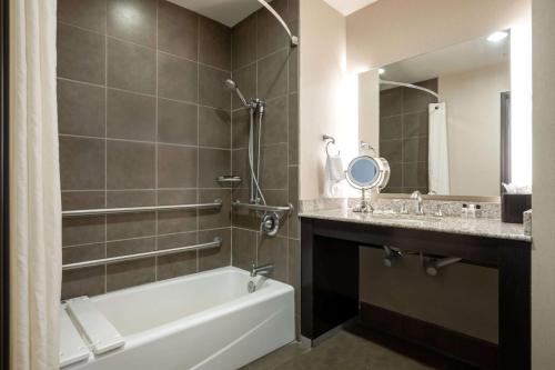 King Room with Bath Tub - Mobility Accessible