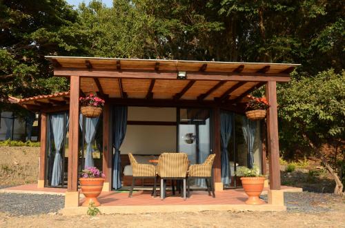 Exterior view, Cabanas Villa Celeste in El Emporio