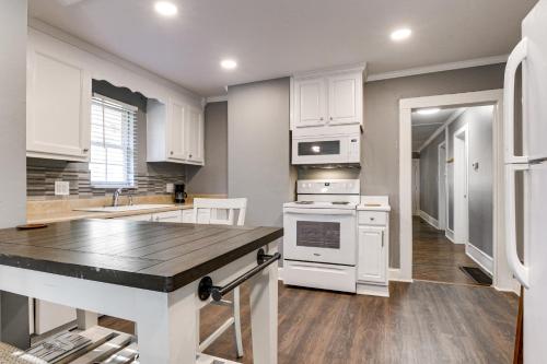 Durham Home with Screened Porch about 3 Mi to Downtown! in Durham, USA