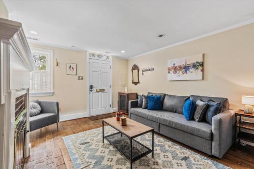 Old Town Getaway - 3-BR in Perfect Location in Alexandria, USA