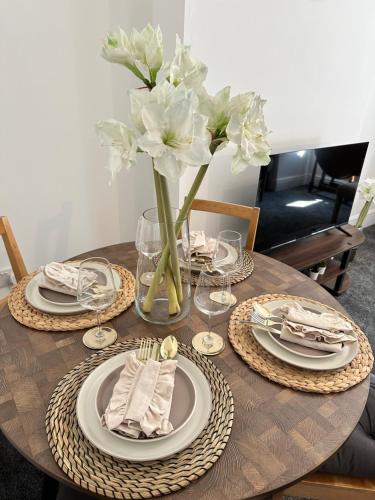 Very Spacious 4 Bedroom Detached with a Large Private Drive Parking up to 3 Vans or 4 Cars Very Spacious 4 Bedroom Detached with a Large Private Drive Parking up to 3 Vans or 4 Cars