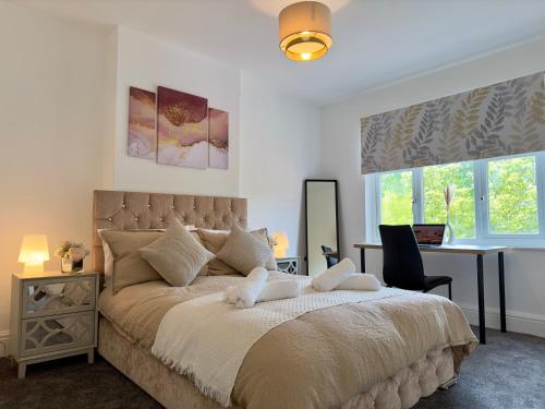 Very Spacious 4 Bedroom Detached with a Large Private Drive Parking up to 3 Vans or 4 Cars Very Spacious 4 Bedroom Detached with a Large Private Drive Parking up to 3 Vans or 4 Cars