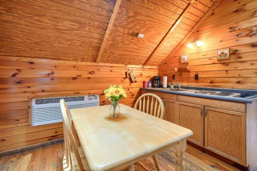 кухня, Blue Rose Cabins - Country Cottage in Blackjack