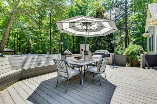 Sherrills Ford Escape with Hot Tub, Deck and Yard in Sherrills Ford, USA