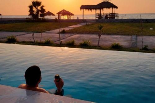 Hermosa Casa en Primera Fila Frente al Mar con Piscina